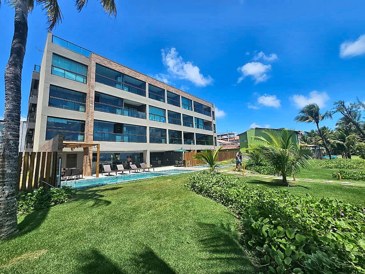 Fachada lateral do Kauai Beach Residence com piscina e espreguiçadeiras