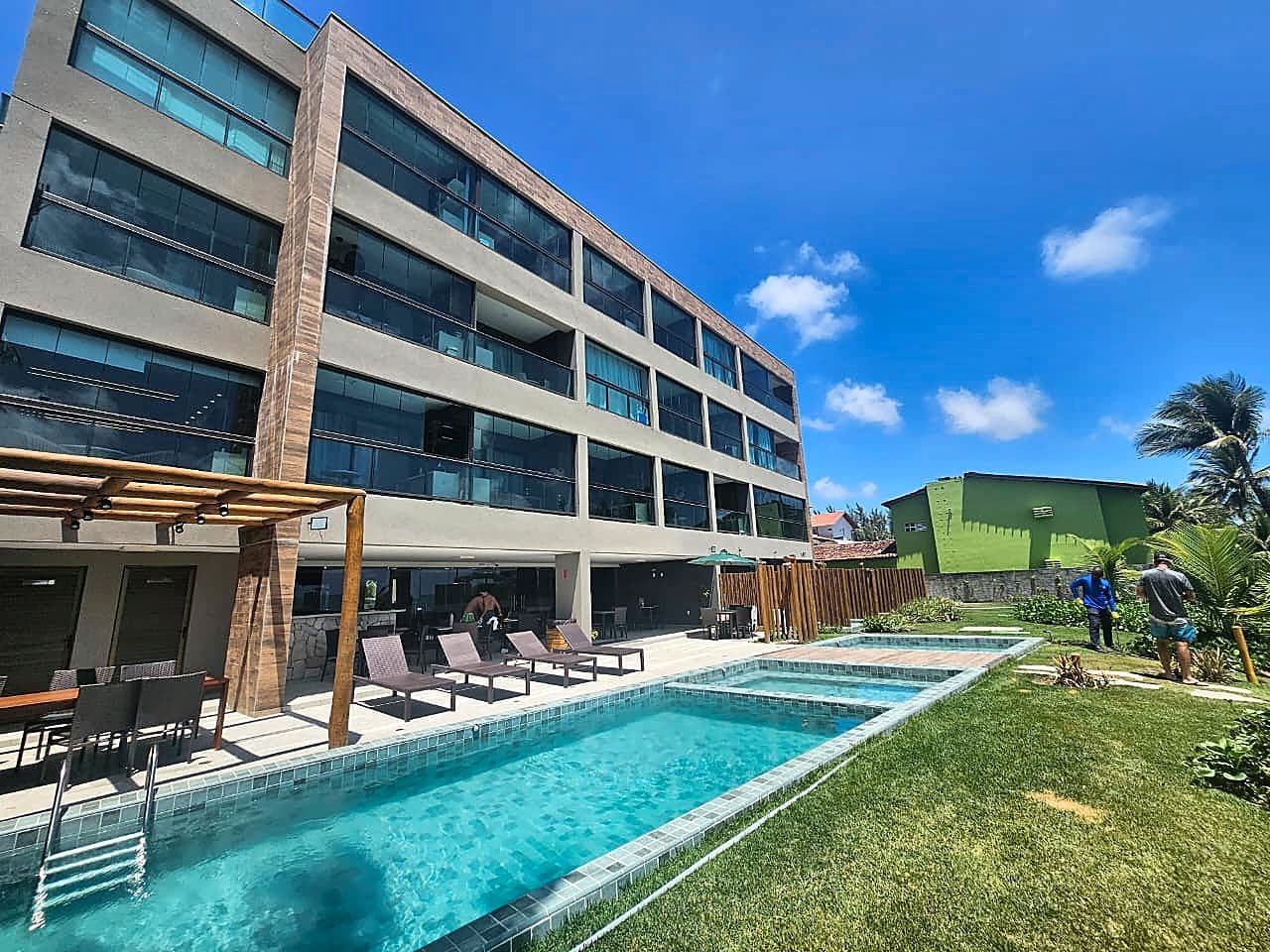 Piscina, deck e fachada do Kauai Beach Residence em Tamandaré