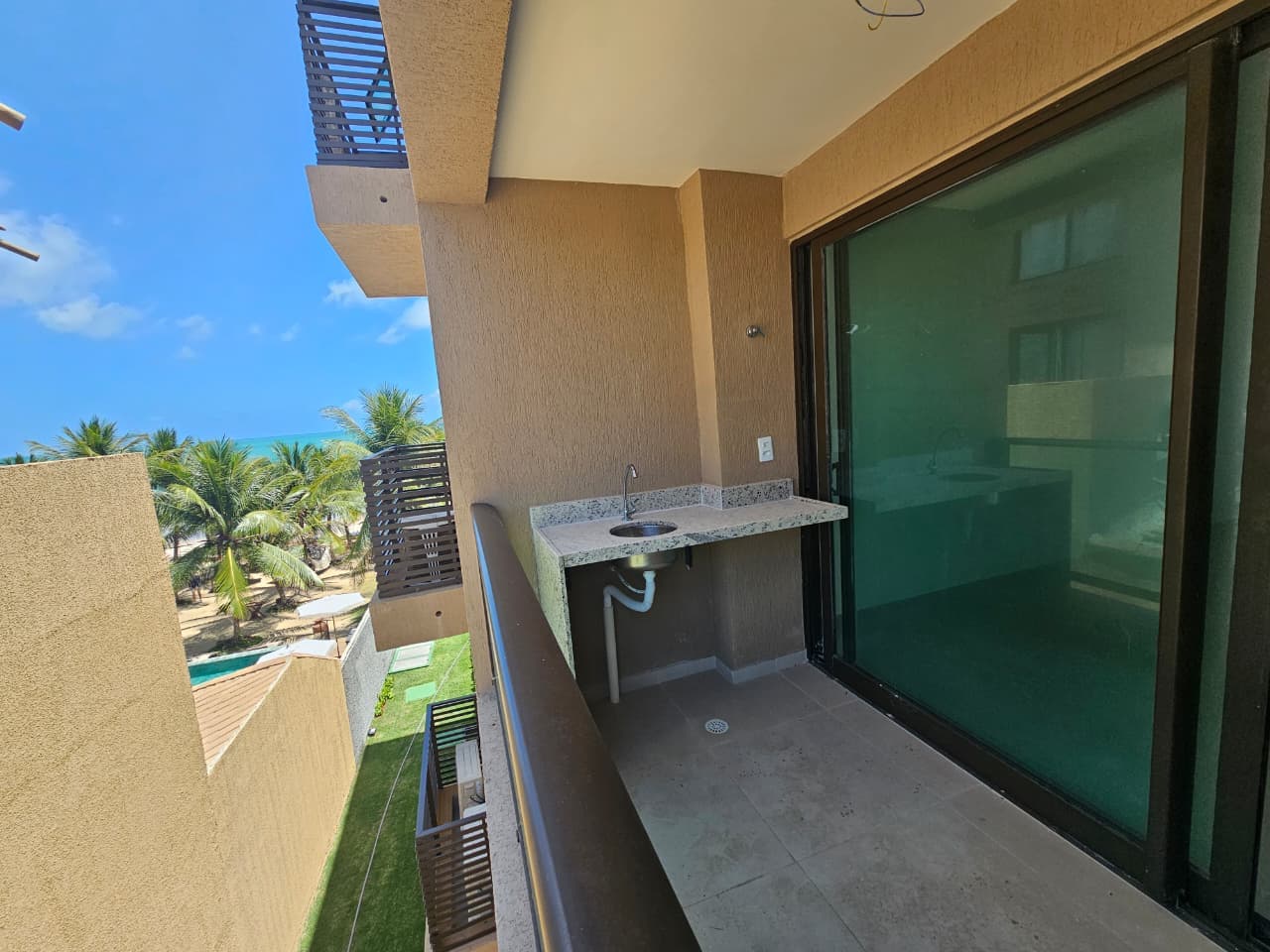 Varanda com bancada e vista para o mar de um flat do Kauai Beach Residence