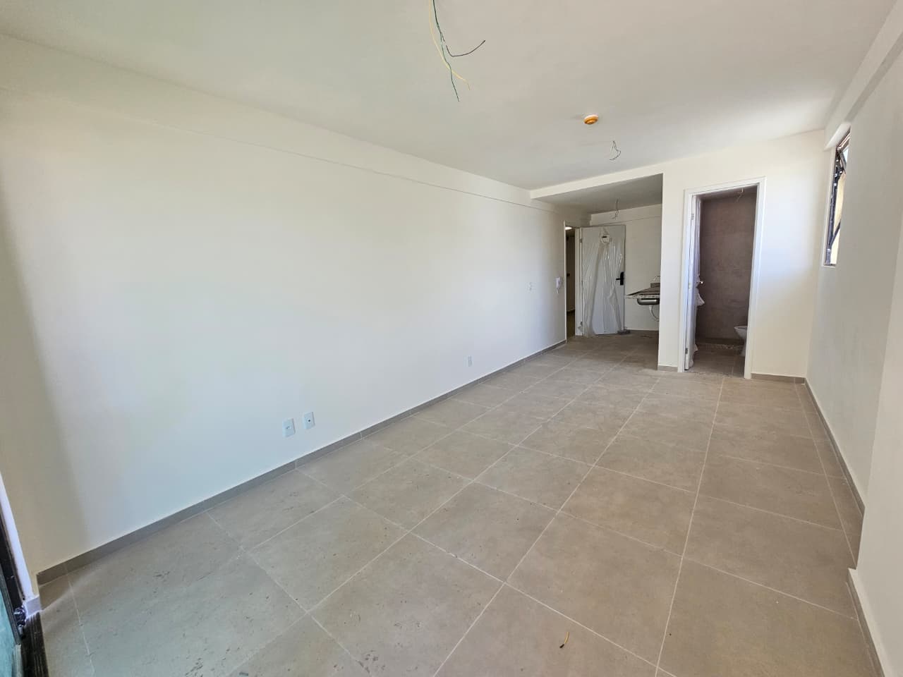 Sala com piso porcelanato de um flat do Kauai Beach Residence