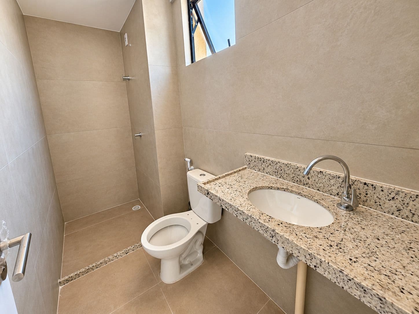Banheiro com bancada de granito de um flat do Kauai Beach Residence