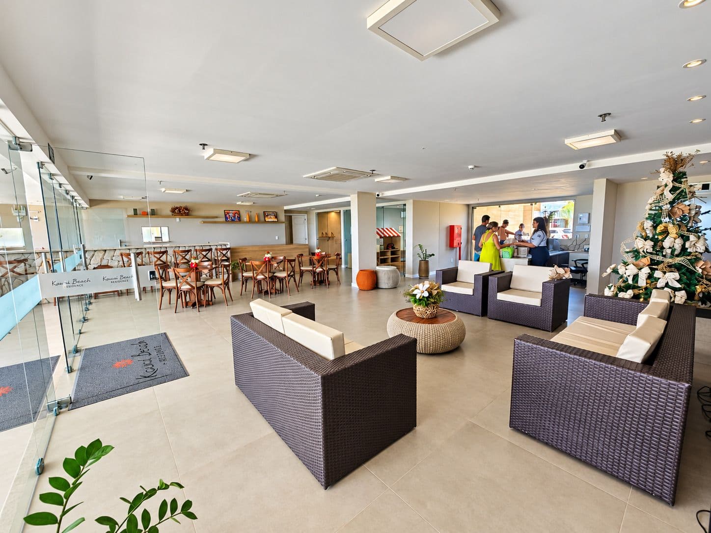 Recepção e hall de estar do Kauai Beach Residence, com sofás e coffee shop