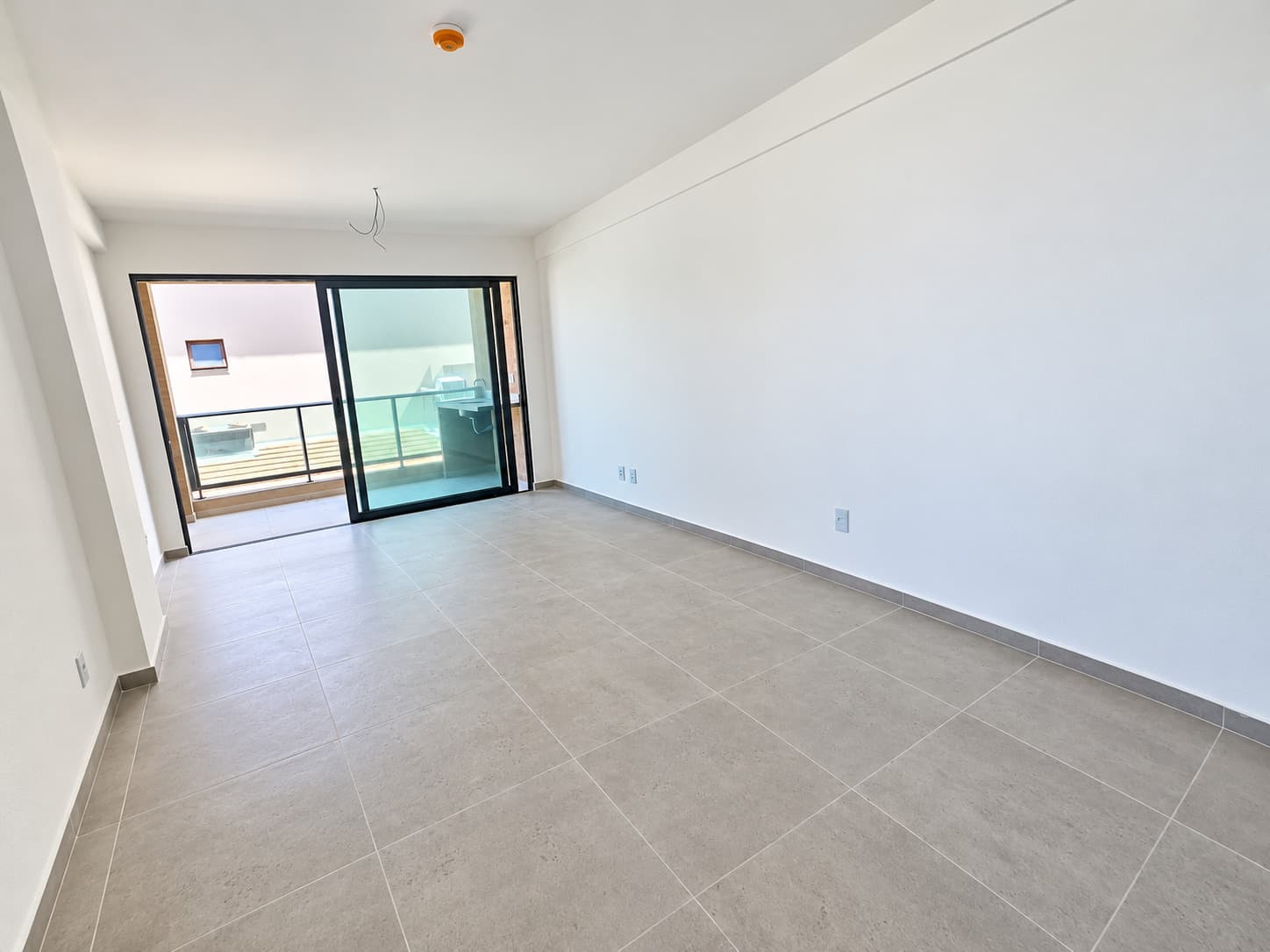 Sala com varanda de um flat do Kauai Beach Residence